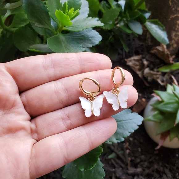 NWOT Gold & White Butterfly Huggie Earrings - Picture 13 of 15